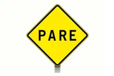 pare-amarelo.webp